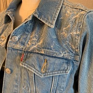 LEVI’S Denim Jacket, White Floral Embroidery Design, Size Large